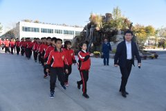 滨州实验学校开展主题活动 走进华纺感受创造